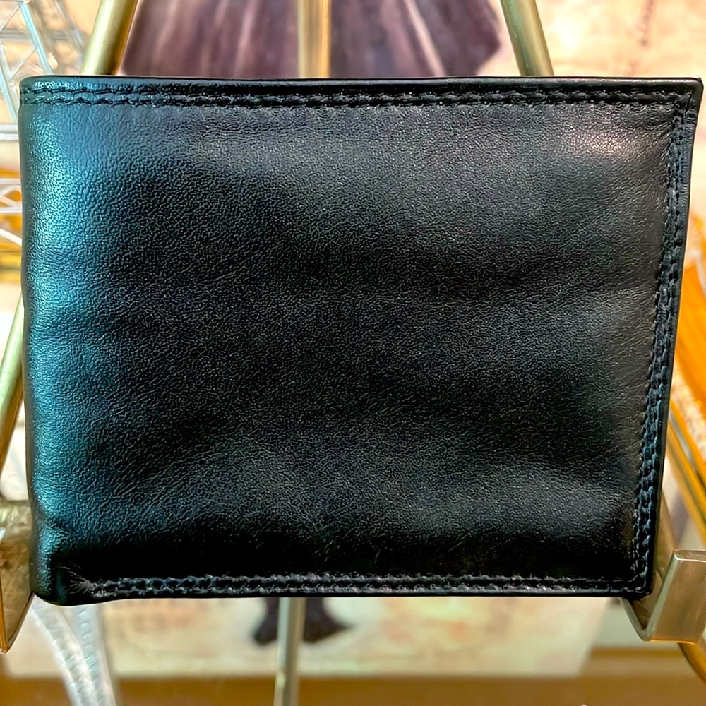 New Supple Minimalist Leather Bifold Wallet by Fossil